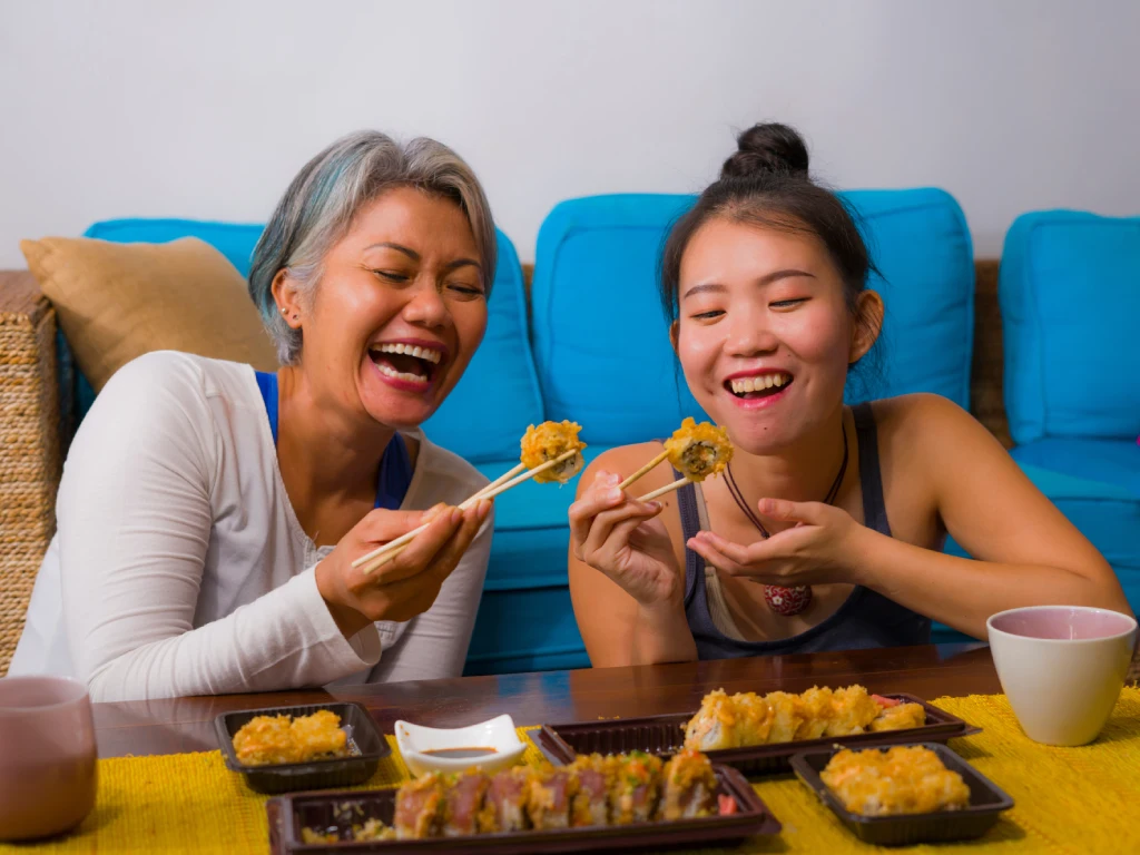 Wanita menikmati makanan sehat untuk menjaga kesehatan jantung