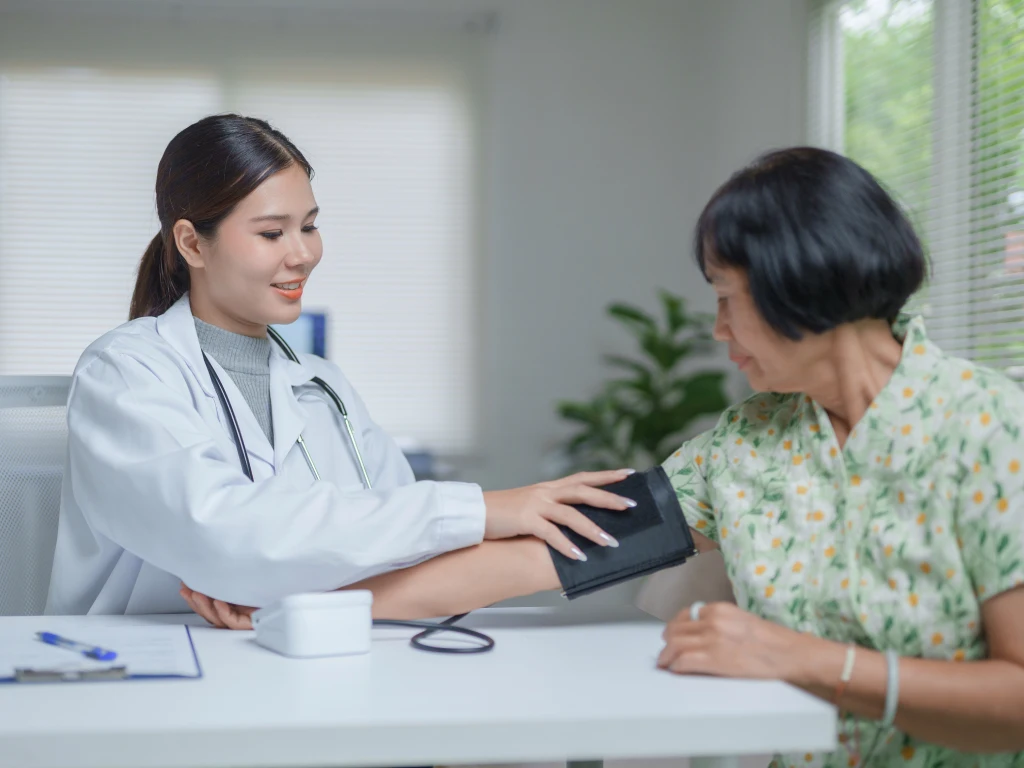 Pasien menjalani skrining kesehatan melalui Healthier SG