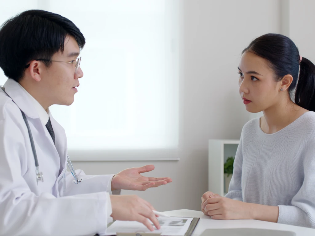Pasien berdiskusi dengan dokter tentang biaya perawatan kesehatan dan MediSave