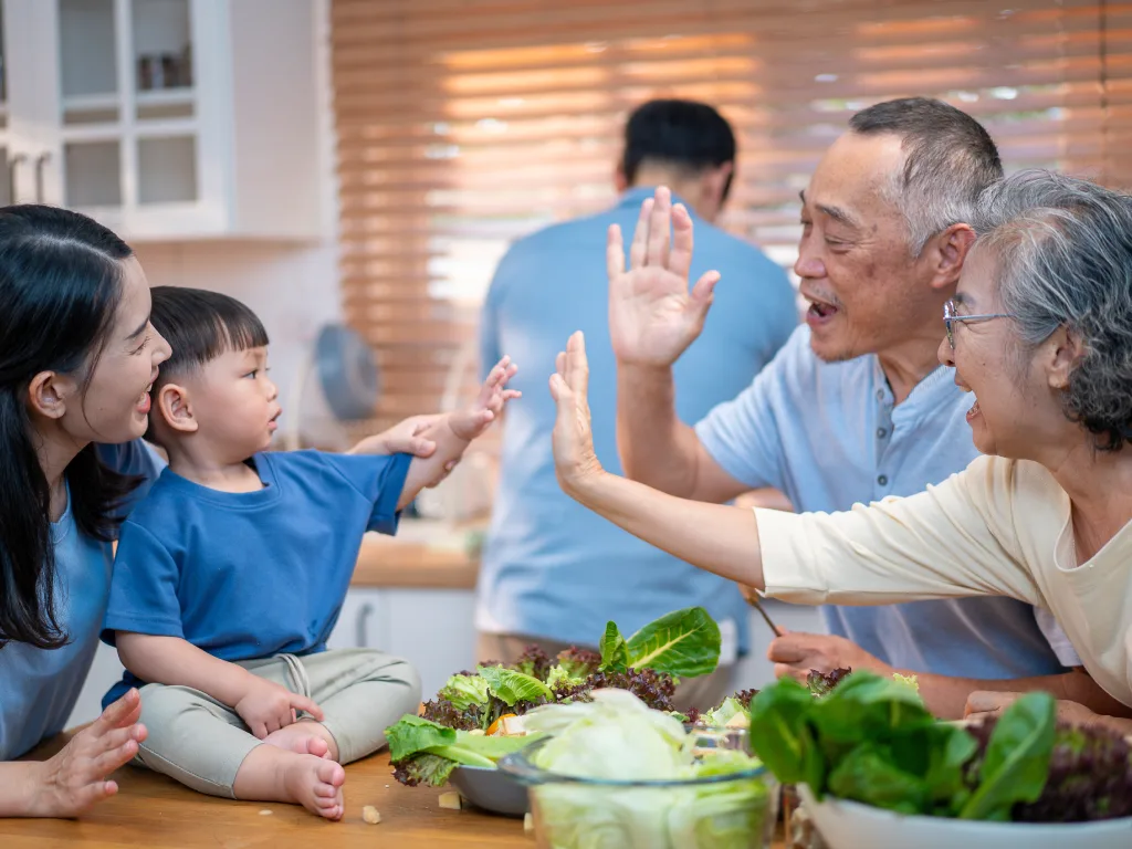 不同世代的家人在讨论健康与福祉
