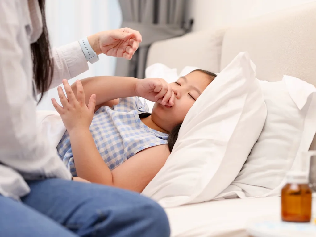 Dokter memeriksa anak yang mengalami batuk berkepanjangan pada malam hari