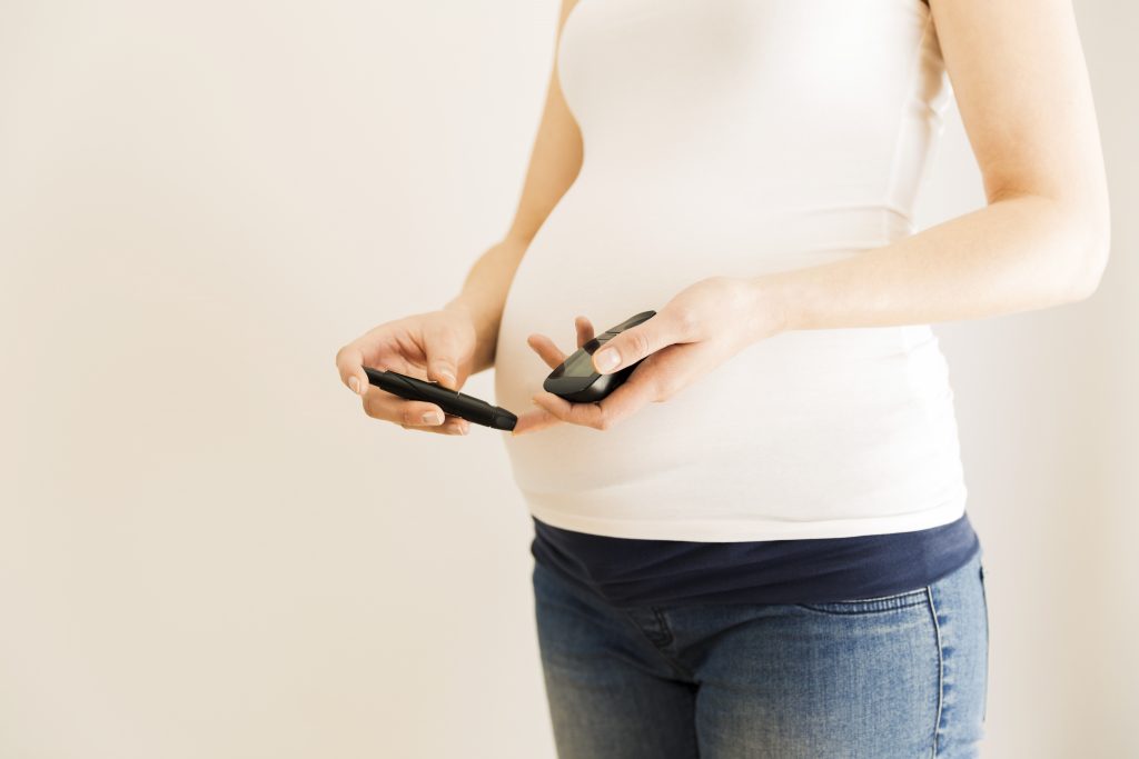 孕妇手持糖尿病检测仪控制妊娠期糖尿病的图像